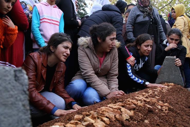 Silvan'da öldürülen Yakup Sinbağ'ın mezarı başında ailesi ve yakınları gözyaşlarına boğuldu. REUTERS/Sertac Kayar