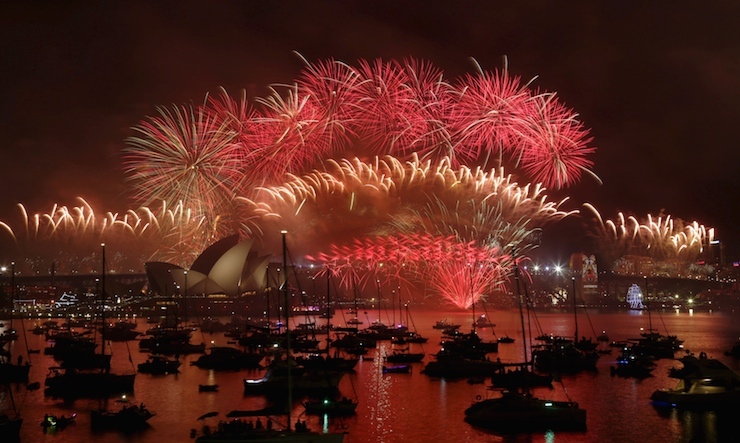 Fireworks explode over the Sydney Opera House and Harbour Bridge as Australia's largest city ushers in the New Year, January 1, 2016. REUTERS/Jason Reed