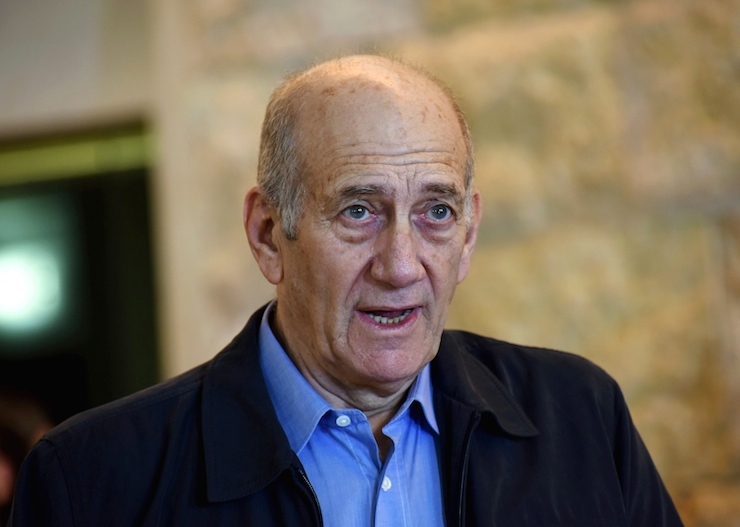 Former Israeli Prime Minister Ehud Olmert speaks to the media after a hearing at the Supreme Court in Jerusalem December 29, 2015. Israel's top court Olmert's prison sentence to 18 months from six years on Tuesday after overturning the main count in his 2014 bribery conviction. Olmert, 70, will begin serving his term on Feb. 15, according to live reports from the Jerusalem courtroom, making him the first former head of government in Israel to go to prison. REUTERS/Debbie Hill/Pool