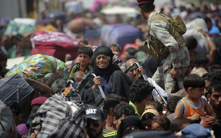 Displaced Sunni people, who fled the violence in the city of Ramadi, arrive at the outskirts of Baghdad