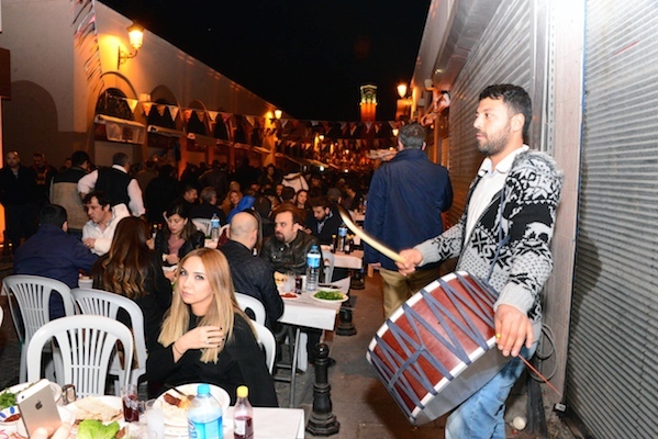 ETKINLIGE KATILANLAR EGLENDI. FOTO: YUSUF BASTUG / ADANA, (DHA)
