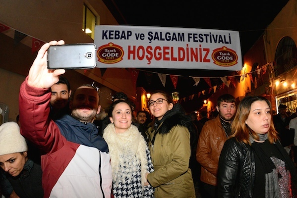 ETKINLIGE KATILANLAR EGLENIP SELFIE CEKTI. FOTO: YUSUF BASTUG / ADANA, (DHA)