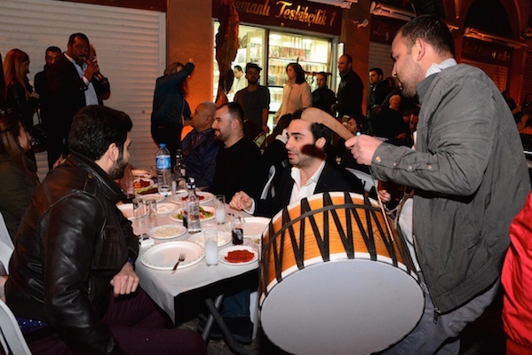 ETKINLIGE KATILANLAR EGLENDI. FOTO: YUSUF BASTUG / ADANA, (DHA)