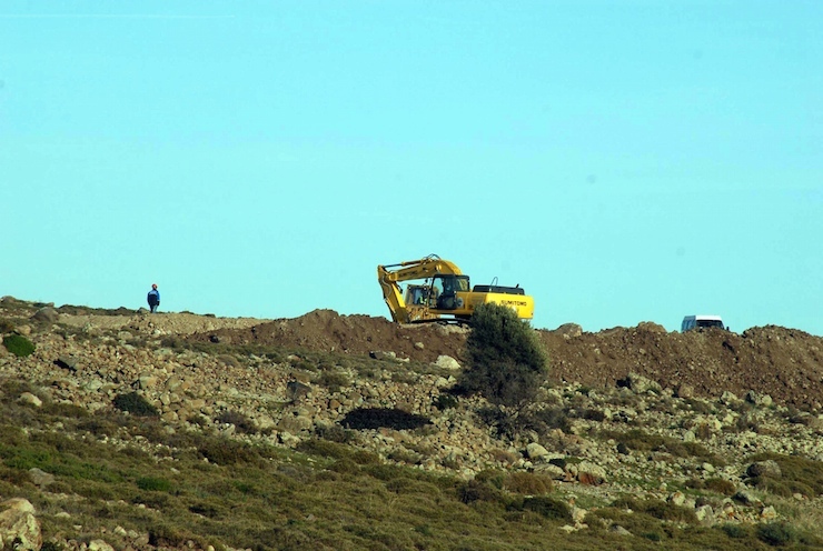 CALISMALARIN TAMAMLANMASIYLA KURULACAK OLAN TURBIN DIREKLERI, YERLESIM ALANLARINA COK YAKIN OLACAK. FOTO: TAYLAN YILDIRIM / IZMIR (DHA)