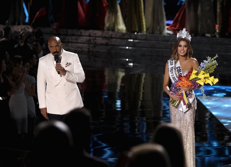 Host Steve Harvey (L) speaks to the audience after Miss Colombia Ariadna Gutierrez (R) was crowned Miss Universe during the 2015 Miss Universe Pageant in Las Vegas, Nevada, December 20, 2015. Harvey said he made a mistake when reading the card. Miss Philippines Pia Alonzo Wurtzbach is the actual winner. REUTERS/Steve Marcus ATTENTION EDITORS - FOR EDITORIAL USE ONLY. NOT FOR SALE FOR MARKETING OR ADVERTISING CAMPAIGNS TPX IMAGES OF THE DAY