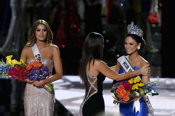 Miss Colombia Gutierrez stands by as Miss Universe 2014 places the sash on Miss Philippines Wurtzbach during the 2015 Miss Universe Pageant in Las Vegas