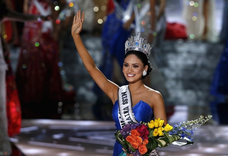 Miss Philippines Pia Alonzo Wurtzbach waves after winning the 2015 Miss Universe Pageant in Las Vegas, Nevada, December 20, 2015. Miss Colombia was originally announced as the winner but the host Steve Harvey made a mistake, show officials said. REUTERS/Steve Marcus TPX IMAGES OF THE DAY ATTENTION EDITORS - FOR EDITORIAL USE ONLY. NOT FOR SALE FOR MARKETING OR ADVERTISING CAMPAIGNS
