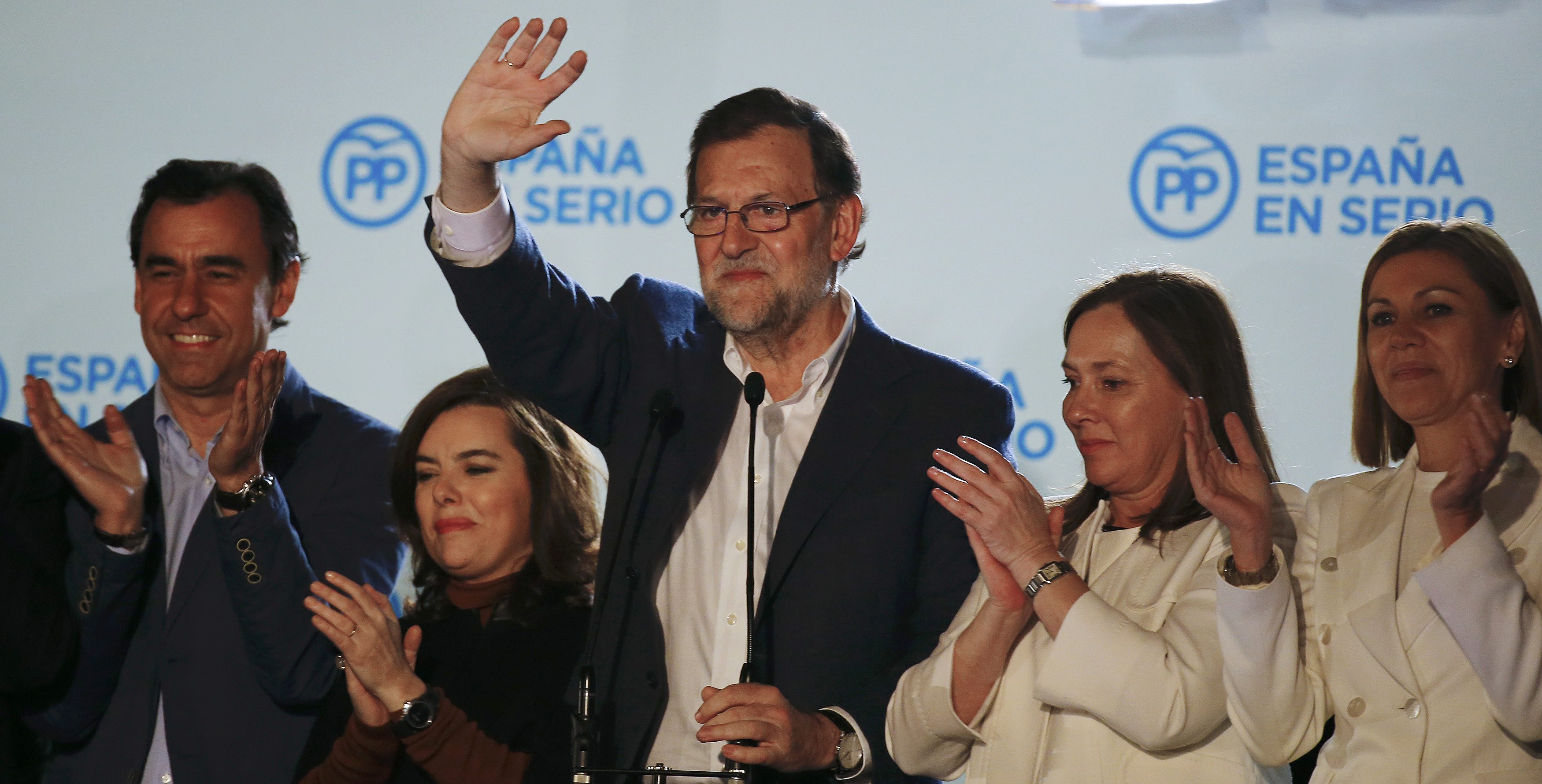 Spain's Prime Minister and People's Party (PP) candidate Mariano Rajoy waves to supporters from a balcony at the party headquarters flanked by fellow party members and his wife Elvira Fernandez (2nd R) after results were announced in Spain's general election in Madrid, Spain, December 21, 2015. REUTERS/Marcelo del Pozo