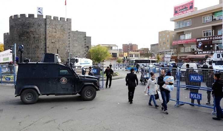 Police take security measures during an operation in Sur district, where an unidentified gunman last Saturday killed a top Kurdish lawyer, in the Kurdish-dominated southeastern city of Diyarbakir, Turkey, December 2, 2015. REUTERS/Sertac Kayar