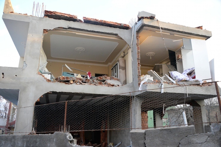 DIYARBAKIR'IN CINAR ILCESI'NDE PKK'LILAR BOMBA YUKLU ARACLA ILCE EMNIYET AMIRLIGI BINASI, EMNIYET LOJMANLARINA BOMBA YUKLE ARAC VE ROKETATARLARLA SALDIRDI. SALDIRIDA 5 KISI OLURKEN, 39 KISI DE YARALANDI. (FOTO: AHMET UN/DHA, DIYARBAKIR)