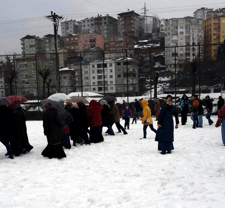 RIZE'NIN PAZAR ILCE STADINDAKI KARLAR KAYMAKAMLIK BUNYESINDE GECICI CALISAN ISCILERIN YURUTULMESI ILE ERITILMEYE CALISILDI. FOTO: RIZE-DHA