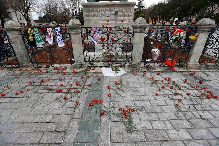 German football club scarves and red carnations are placed at the Obelisk of Theodosius, the scene of yesterday's suicide bomb attack at Sultanahmet square in Istanbul, Turkey January 13, 2016. A suicide bomber who killed himself and 10 tourists, most of them German, in Istanbul's historic heart had registered with Turkish immigration authorities but was not on any list of known militant suspects, Turkey's interior minister said on Wednesday. REUTERS/Murad Sezer