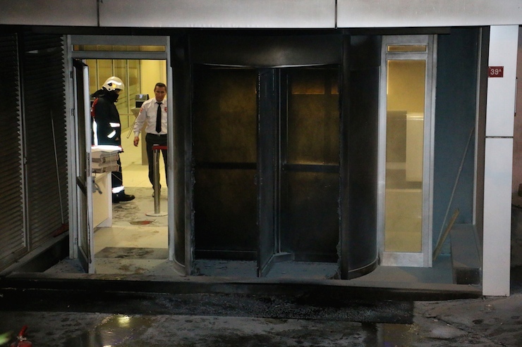 BAYRAMPASA‚ÄôDA BULUNAN YENI SAFAK GAZETESI‚ÄôNE MOLOTOFLU VE SILAHLI SALDIRI DUZENLENDI. FOTOGRAF: UZAY KESMEN/ ISTANBUL, (DHA)