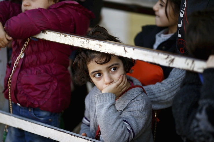 Syrians line up as they wait to cross into Syria at Oncupinar border crossing in the southeastern city of Kilis