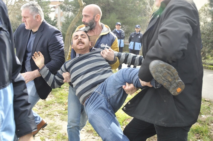 IZMIT'TE, TRAMVAY PROJESI GUZERGAHINDAKI AGACLARIN KESILECEGINI IDDIA EDENLER EYLEMDE BULUNDULAR. 9 KISI GOZALTINA ALINDI. EYLEMCILERIN GOZALTINA ALINMASININ ARDINDAN BELEDIYE EKIPLERI CALISMALARA BASLADI. FOTOGRAF-ERGUN AYAZ-IZMIT-DHA