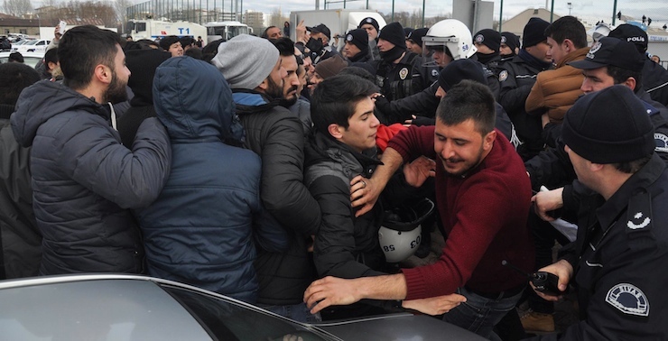 SPOR TOTO 2'INCI LIG KIRMIZI GRUP TAKIMLARINDAN SIVAS BELEDIYESPOR, LIGIN ERTELENEN MACINDA AMEDSPOR'U KONUK ETTI. KONUK EKIBIN STADA ASILAN BAYRAGINI INDIRMEK ISTEYEN BIR GRUP TARAFTARI ILE POLIS ARASINDA MAC SONRASI KISA SURELI ARBEDE YASANDI. (FOTO:GOKHAN CEYLAN/SIVAS-DHA)