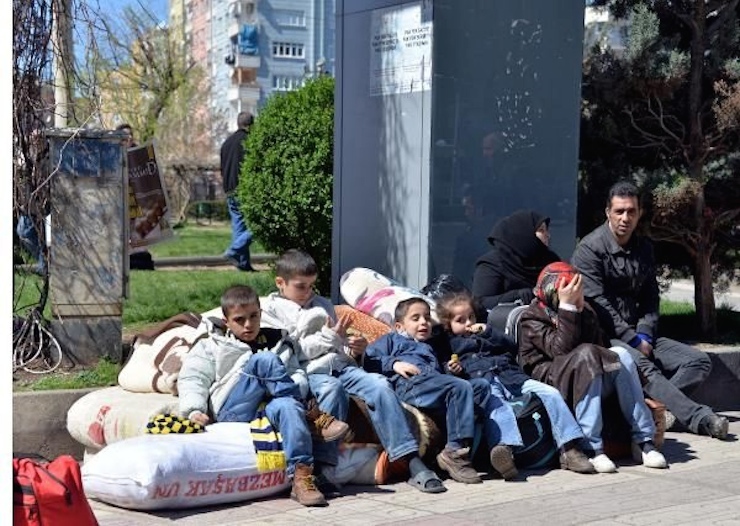Bağlar'da göç sürüyor. Fotoğraf: DHA