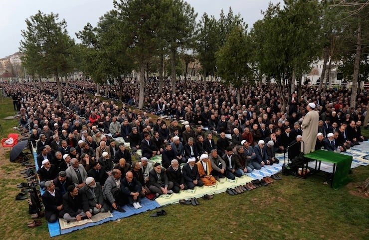 Demirtas joins worshippers in the Friday prayers in Diyarbakir