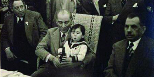 erdogan-ellerine-bira-sisesi-tutusturulmus