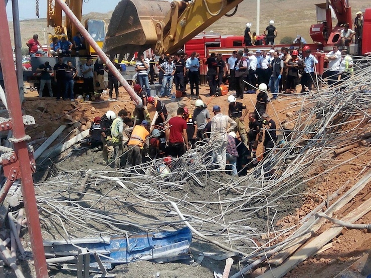 CANAKKALE - IZMIR OTOYOLU'NDAKI VIYADUK INSAATINDA BETON DOKULMESI SIRASINDA CELIK KONSTRUKSIYON ISKELENIN YIKILMASIYLA 4 KISININ HAYATLARINI KAYBETTIGI ACI OLAYIN BILIRKISI RAPORU ORTAYA CIKTI.FOTO: IZMIR DHA) (ARSIV)