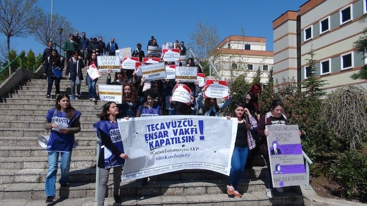KOCAELI UNIVERSITESI'NDE OGRENCILER, KARAMAN'DA YASANAN CINSEL ISTISMAR OLAYIYLA ILGILI OLARAK PROTESTODA BULUNARAK, ENSAR VAKFI'NIN KAPATILMASINI ISTEDILER. DOVIZ TASIYAN BIR OGRENCI CUMHURBASKANI'NA HAKARET ETTIGI GEREKCESIYLE GOZALTINA ALINDI. FOTOGRAF-ORHAN UZUN-IZMIT-DHA