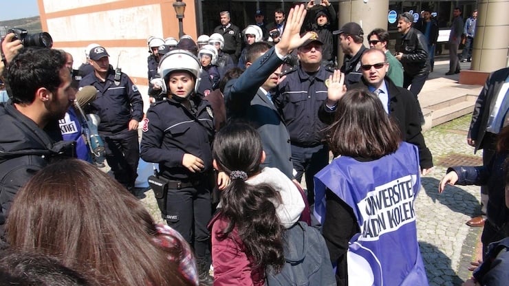 KOCAELI UNIVERSITESI'NDE OGRENCILER, KARAMAN'DA YASANAN CINSEL ISTISMAR OLAYIYLA ILGILI OLARAK PROTESTODA BULUNARAK, ENSAR VAKFI'NIN KAPATILMASINI ISTEDILER. DOVIZ TASIYAN BIR OGRENCI CUMHURBASKANI'NA HAKARET ETTIGI GEREKCESIYLE GOZALTINA ALINDI. FOTOGRAF-ORHAN UZUN-IZMIT-DHA