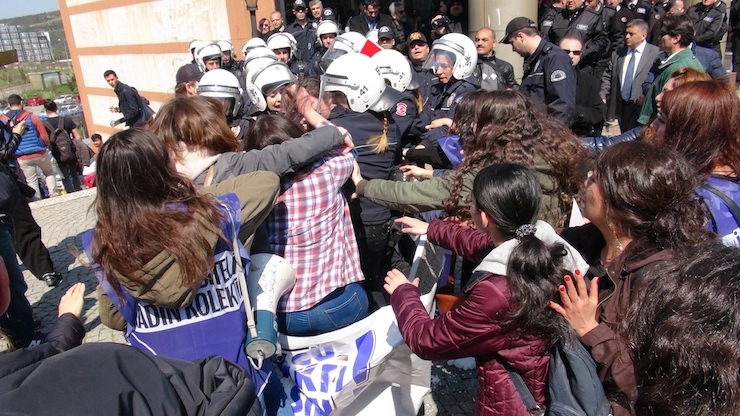 KOCAELI UNIVERSITESI'NDE OGRENCILER, KARAMAN'DA YASANAN CINSEL ISTISMAR OLAYIYLA ILGILI OLARAK PROTESTODA BULUNARAK, ENSAR VAKFI'NIN KAPATILMASINI ISTEDILER. DOVIZ TASIYAN BIR OGRENCI CUMHURBASKANI'NA HAKARET ETTIGI GEREKCESIYLE GOZALTINA ALINDI. FOTOGRAF-ORHAN UZUN-IZMIT-DHA