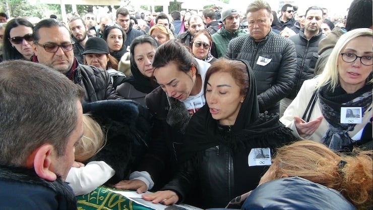 FULYA'DAKI EVINDE ONCEKI GUN TABANCAYLA OLDURULMUS HALDE BULUNAN 'MEZDEKE'NIN DANSCILARINDAN AYNUR KANBUR ICIN ZINCIRLIKUYU CAMIINDE CENAZE TORENI DUZENLENDI. TORENE UNLU DANSCININ AILESININ YANI SIRA COK SAYIDA SANATCI DOSTU DA KATILDI. KANBUR'UN OLDURULMESINE ILISKIN SON DERECE UZGUN OLDUKLARI GOZLENEN SANATCILAR KATILIN BIR AN ONCE ORTAYA CIKARILMASINI ISTEDI.