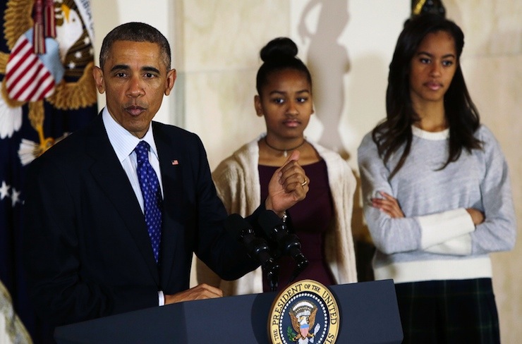 U.S. President Barack Obama delivers remarks, along with daughters Sasha and Malia (R),before pardoning the National Thanksgiving Turkey "Cheese" (not pictured) at the White House in Washington November 26, 2014. REUTERS/Gary Cameron (UNITED STATES - Tags: POLITICS ANIMALS SOCIETY)