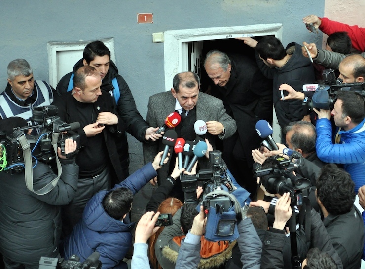 ANKARA'DAKI BOMBALI SALDIRIDA HAYATINI KAYBEDEN UMUT BULUT'UN BABASI KEMAL OZBEK'IN, KAYSERI'NIN YESILHISAR ILCESINDEKI CENAZESINE, GALATARAYBASKANI DURSUN OZBEK VE ESKI TEKNIK DIREKTOR MUSTAFA DENIZLI DE KATILDI. (FOITO: ZAFER BARIS/KAYSERI DHA)