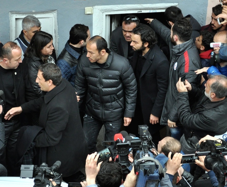 Galatasaray kaptanı milli futbolcu Selçuk İnan, cenaze toprağa verilene kadar arkadaşı Umut'un yanından ayrılmadı.