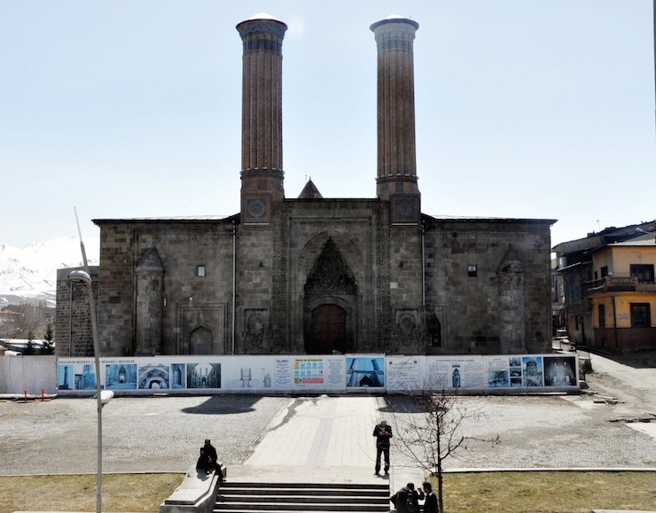 ERZURUM'UN SIMGESI OLAN ANADOLU'DAKI EN ONEMLI SELCUKLU ESERLERINDEN OLAN VE RESTORESINDE SONA GELININEL CIFTE MINARELI MEDRESE'NIN DORT BIR YANINA DOSENEN SU TAHLIYE BORULARI TARTISMA KONUSU OLDU. (FOTO: DHA/ HUMEYRA PARDELI/ ERZURUM)