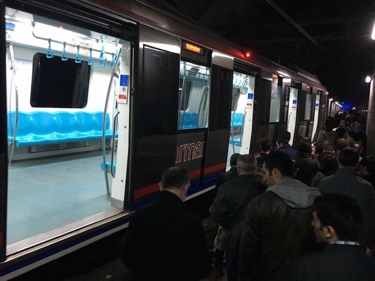 MARMARAY RAYDAN CIKTI, YOLCULAR TUNELDE YURUMEK ZORUNDA KALDI. ISTANBUL DHA