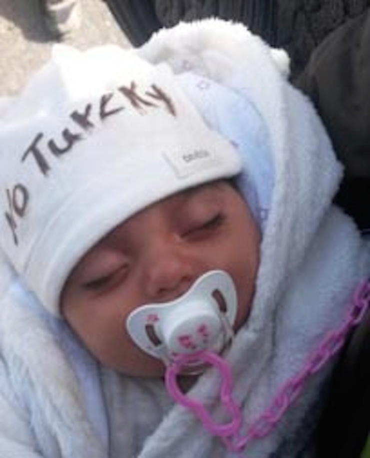 YUNANISTAN/DHA: YUNANISTAN'IN SAKIZ ADASI'NDA IKI AYRI MULTECI KAMPINDA TUTULAN VE AB ILE TURKIYE ARASINDAKI IADE ANLASMASI SONRASI GERI GONDERILMEYI BEKLEYEN MULTECILER, KARARDAN MUTSUZ OLDUKLARINI VURGULADI. (FOTO: SAKIZ ,DHA)