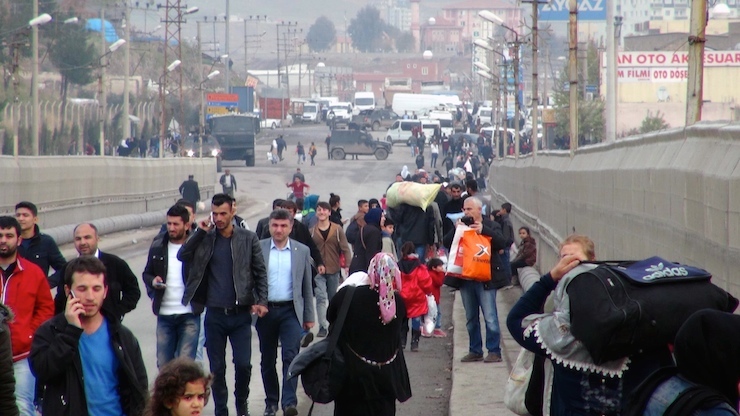 Cizre'deki evlerini terk etmek zorunda kalanlar. Fotoğraf: DHA 