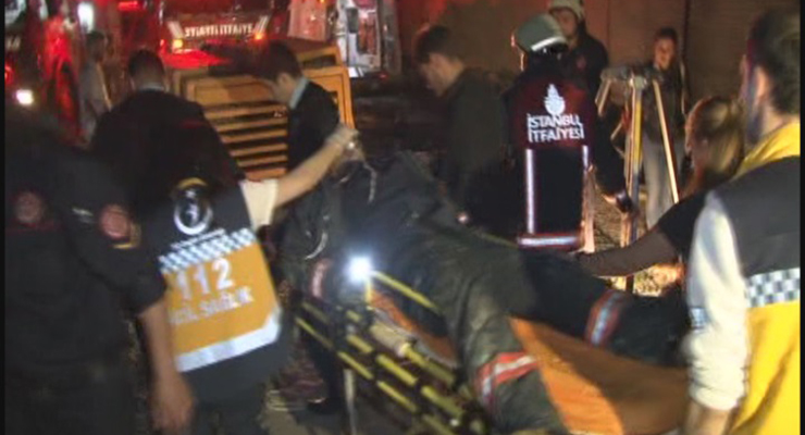 KADIKOY'DE KURBAGLIDERE ISLAH CALISMALARI KAPSAMINDA DERE TAHLIYE TUNELINDE BOYA YAPARKEN, TUBIRIKEN METAN GAZINDAN ZEHIRLENEN 2 ISCI ITFAIYE TARAFINDAN KURTARILDI. KURTARMA CALISMALARI SIRASINDA 3 ITFAIYECI DE GAZDAN ETKILENDI (FOTO: RAMAZAN EGRI ISTANBUL DHA)