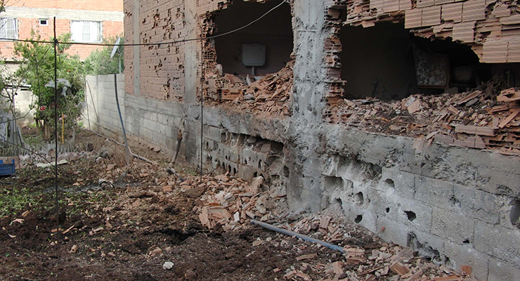 kilise-2-katyusa-roketatar-mermisi-dustu-4-yarali-_3091_dhaphoto3