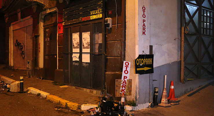 BEYOGLU FIRUZAGA MAHALLESI'NDE BIR GRUP VATANDAS, RAMAZAN AYINDA ICKI ICTIKLERI GEREKCESIYLE BIR CAFEDE BULUNANLARA SALDIRDI. (FOTO:MURAT DELIKLITAS/ISTANBUL-DHA)