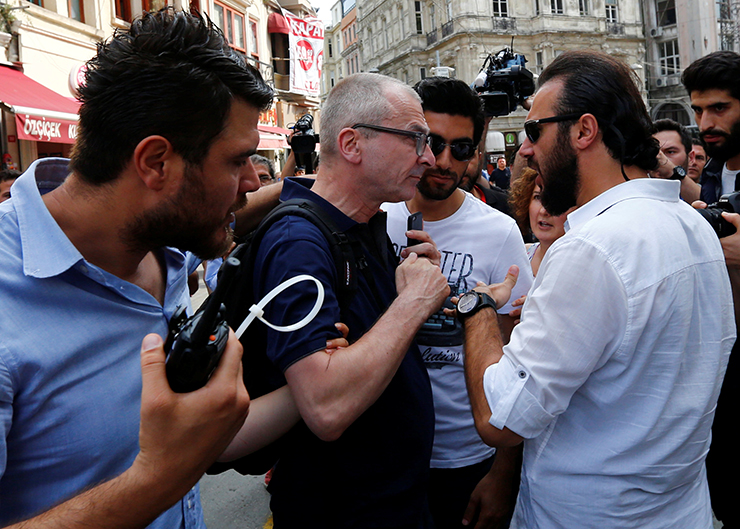 Beck gözaltına alınmaya çalışıldığı sırada... Fotoğraf: Reuters