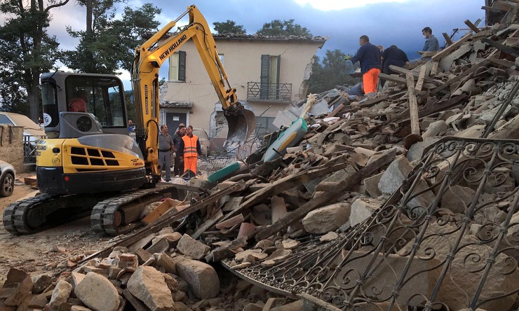2016-08-24T051359Z_287283653_S1BETXFLYDAB_RTRMADP_3_ITALY-QUAKE