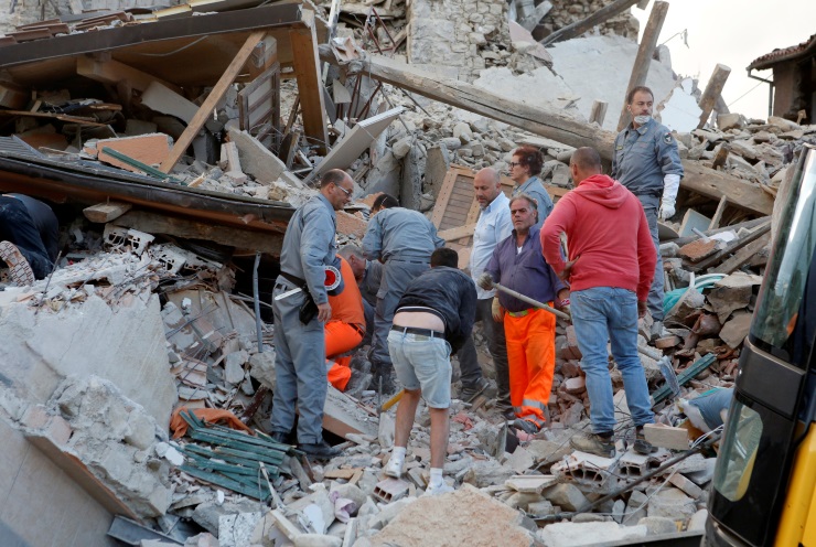 2016-08-24T054628Z_1762933335_S1BETXFOVCAB_RTRMADP_3_ITALY-QUAKE