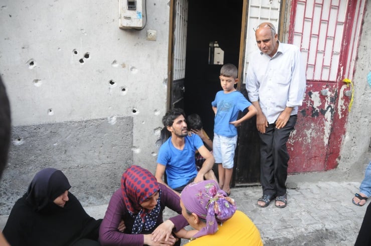GAZIANTEP'TE BIR KINA GECESINE YAPILAN BOMBALI SALDIRININ SIDDETI GUN AGARINCA ORTAYA CIKTI. PATLAMANIN OLDUGU SOKAKTAKI BIR COK EVDE BUYUK HASAR MEYDANA GELDI. SOKAKTA YASAYAN SURIYELI BIR AILE ISE PATLAMADA YARALANAN 10 YASINDAKI KIZLARI FATMA'NIN YASAMINI YITIRDIGINI OGRENINCE SINIR KRIZLERI GECIRDI. FOTO:EYYUP BURUN-GAZIANTEP-DHA