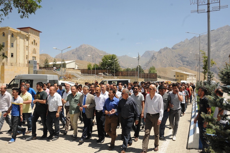 Hakkari'de yurttaşlar kararı yürüyüşle protesto etmişti. Fotoğraf: DHA
