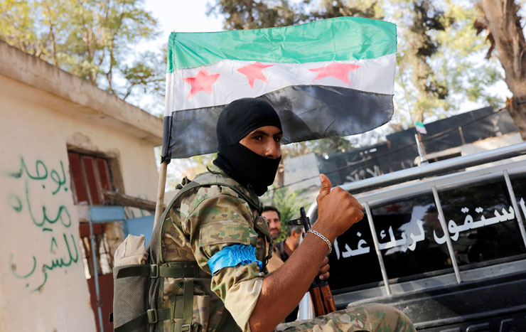 Türkiye destekli ÖSO militanları, Cerablus'u IŞİD'den 'kolaylıkla' alırken, Türkiye, güneyde hava saldırıları düzenlediği YPG'nin Fırat'ın doğusuna geçmesini istiyor. Fotoğraf: Reuters