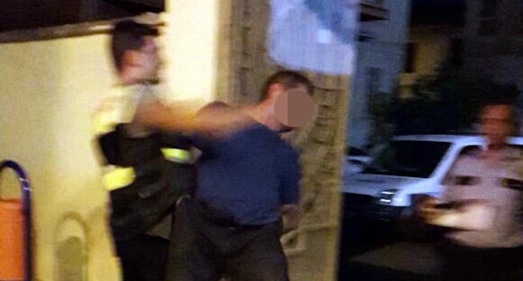 MERSIN'DE KUCUK YASTAKI COCUGA TECAVUZ ETMEYE KALKISTIGI SIRADA SUCUSTU YAKALANAN A.K, GOZALTINA ALINDI. SAPIK A.K, POLIS MERKEZI ONUNDE BEKLEYEN VATANDASLARIN SALDIRISINA UGRADI. FOTO : MERSIN, (DHA)