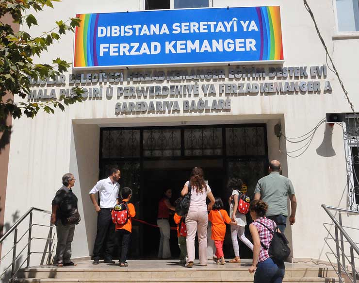 Diyarbakır’da Kürtçe anadilinde eğitim veren Ferzat Kemanger Eğitim Destek Evi kapatılmıştı. (Fotoğraf: DHA) 
