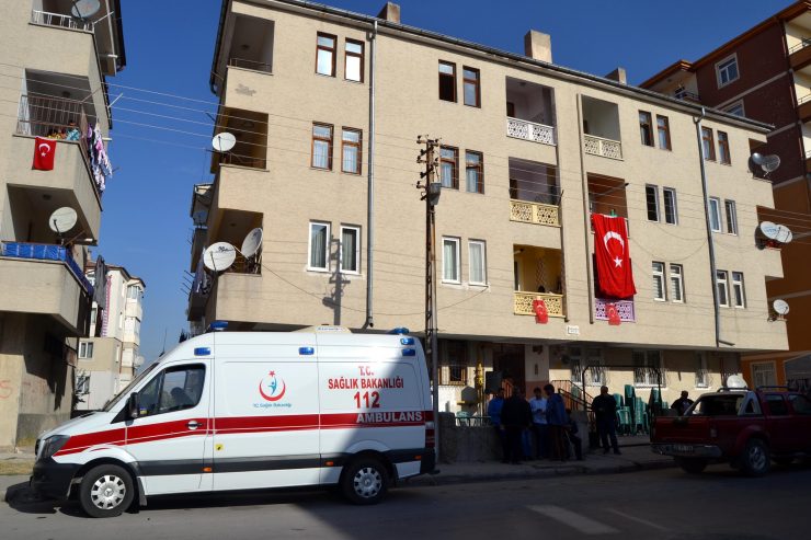 Hamamcı'nın cenazesinin getirildiği evine Türkiye bayrağı asıldı. (Fotoğraf: DHA)