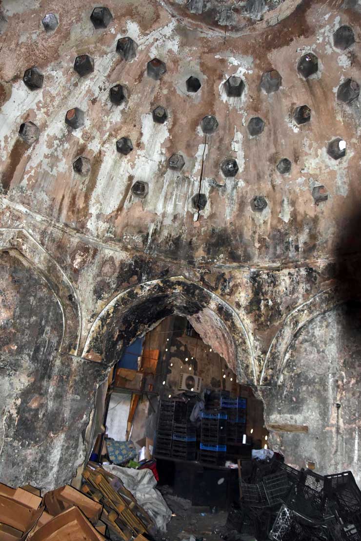 Hamam, manavın deposu olarak kullanılıyor.