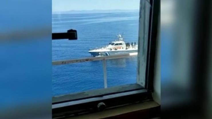 Öte yandan Sahil Güvenlik Komutanlığı olay anına ilişkin görüntüleri de paylaştı. Görüntülerde Yunan Sahil Güvenlik birimlerinin ateş açması ve Ro-Ro gemisindeki isabetler yer alıyor.