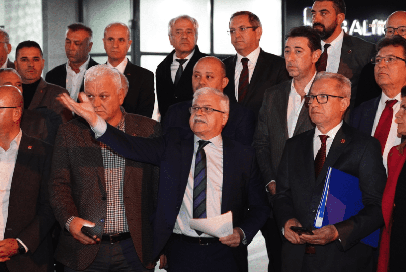 Balıkesir Su ve Kanalizasyon İdaresi (BASKİ) Olağan Genel Kurul Toplantısı’nda, CHP ve İYİ Partili meclis üyelerinin verdiği 'suya yüzde 50 indirim' önergesi gündeme alınmayınca tartışma çıktı.